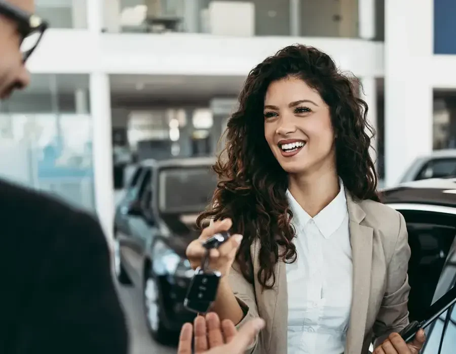 Nowag template finanzdienstleistungen women with key