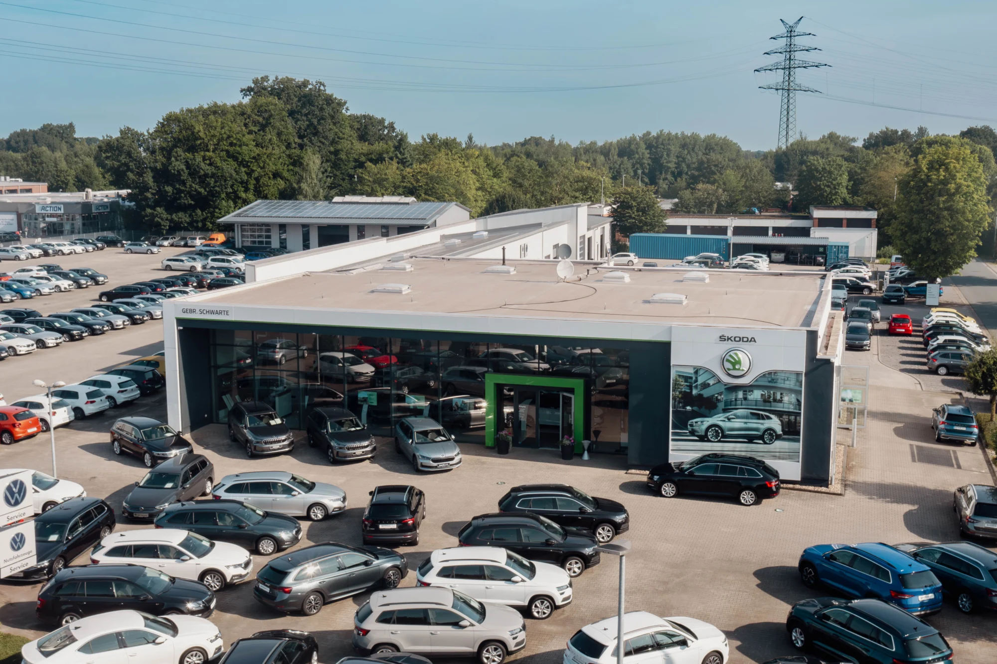Standort Cloppenburg Frontansicht Eingang vom Parkplatz aus. Markenlogos oben rechts.