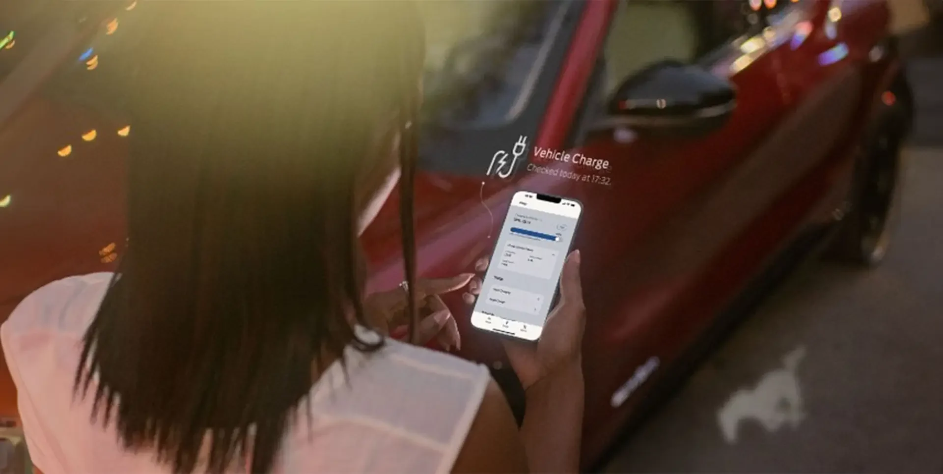 Frau schaut auf ihr Handy und verwendet Ford Connect