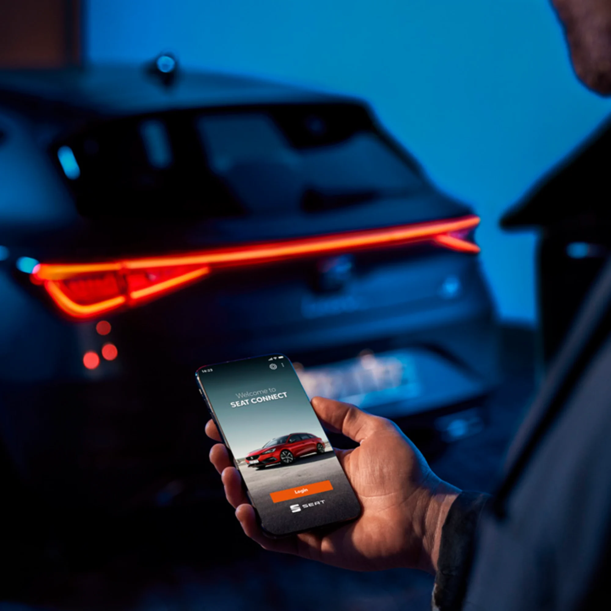 Touch-Display im Auto neben hellem Lenkrad