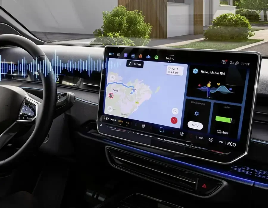 Innenraum Auto, großes Display im Vordergrund