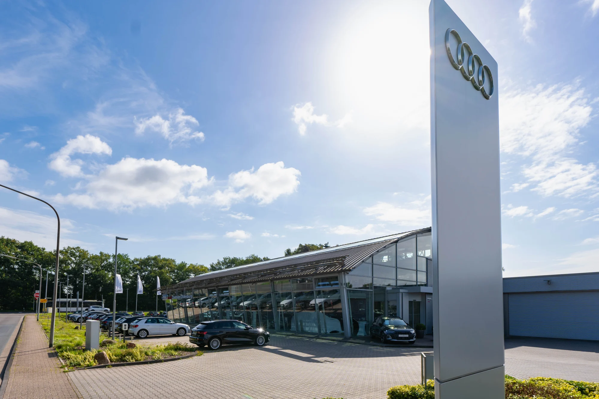 Außenansicht Audi Zentrum Oldenburg, Fahrzeuge auf dem Hof.