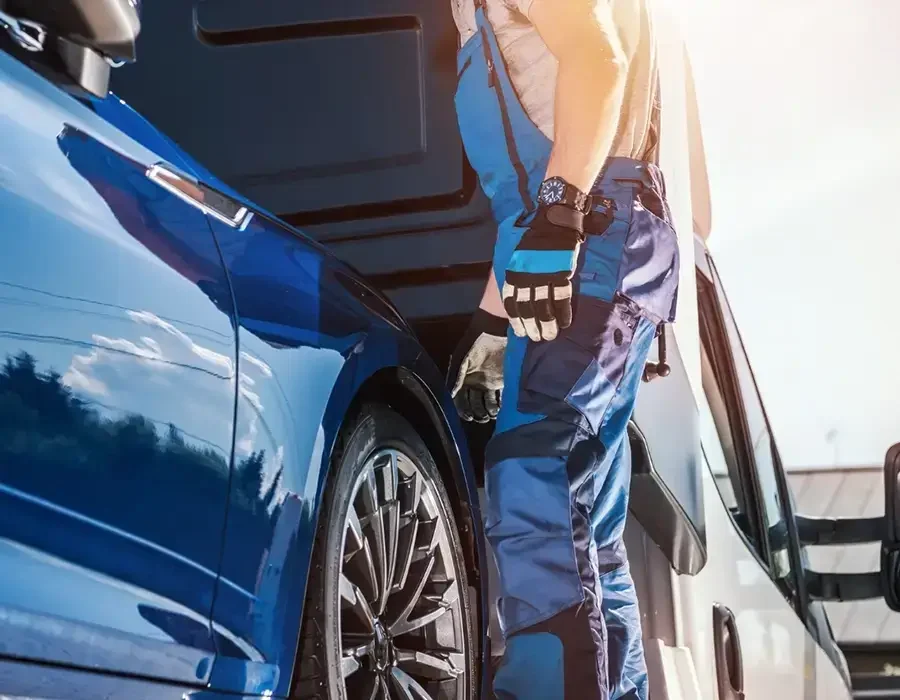 Werkstattmitarbeiter mit Werkzeug am Auto