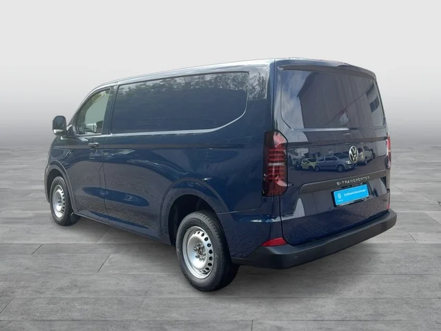 VW e Transporter in Dark Indigo Blue von Hinten