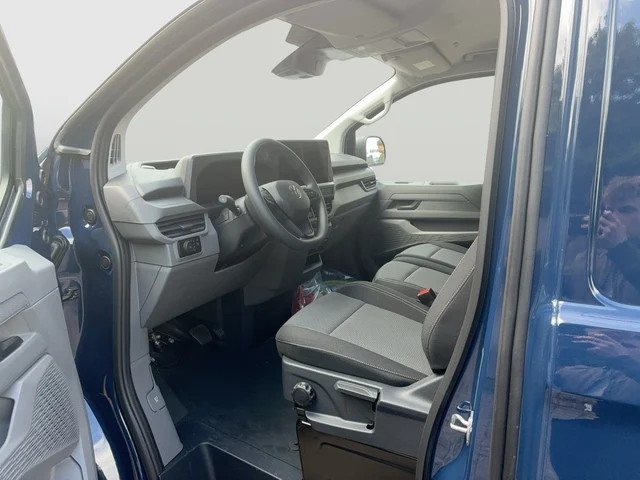 VW e Transporter in Dark Indigo Blue von Innen