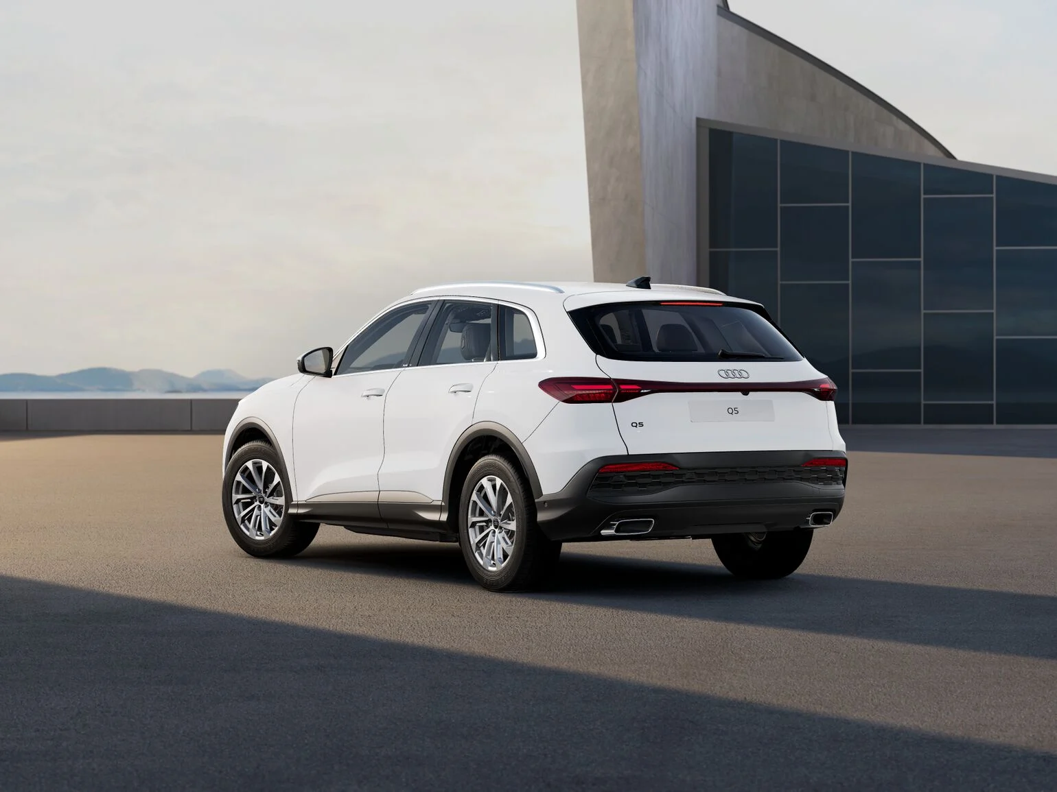 Audi Q5 SUV in Weiß von Hinten