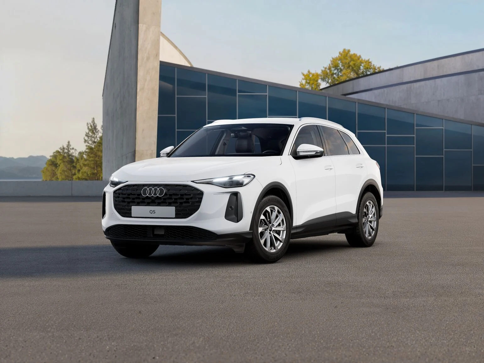 Audi Q5 SUV in Weiß von Vorn