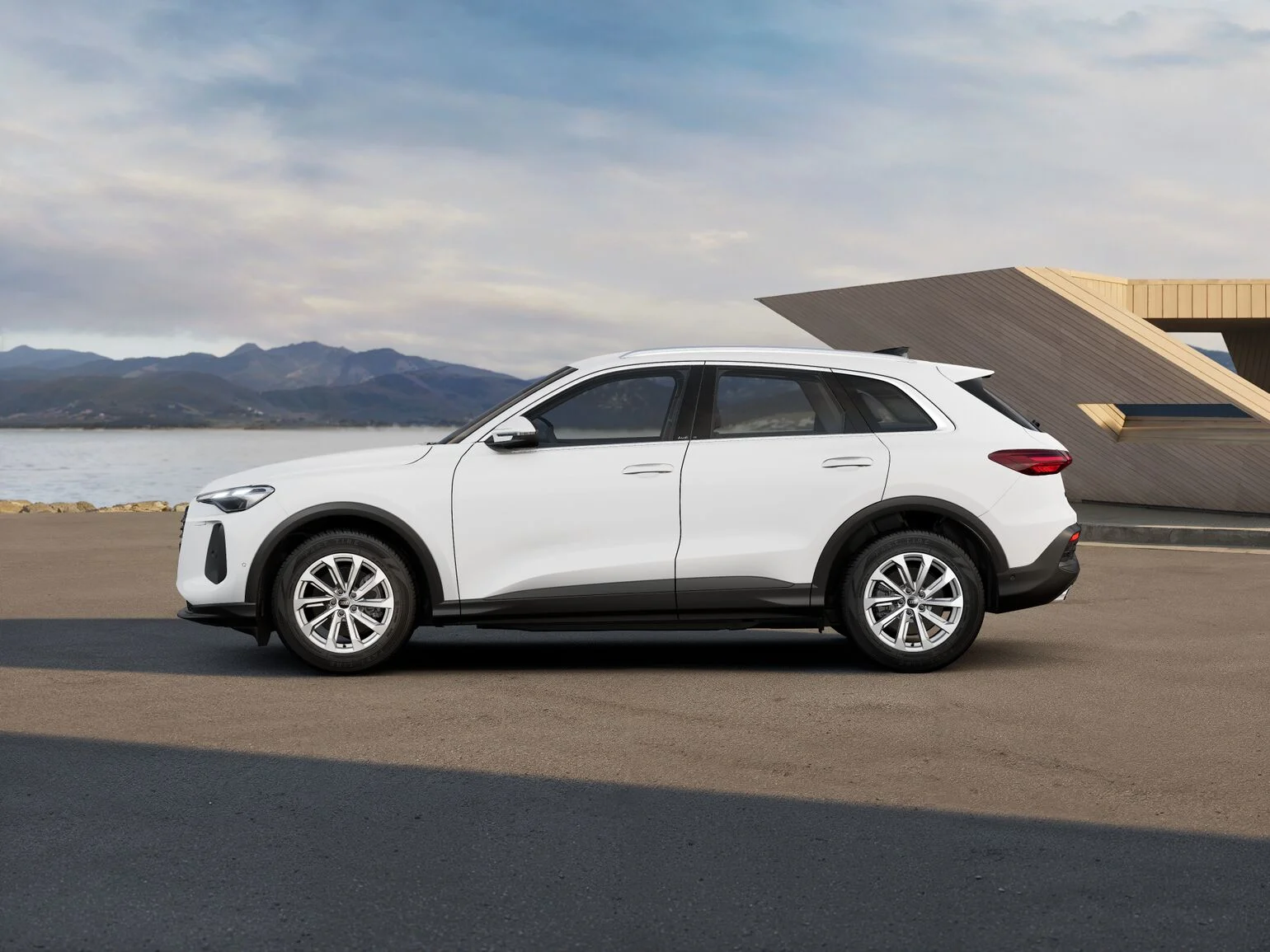 Audi Q5 SUV in Weiß von der Seite