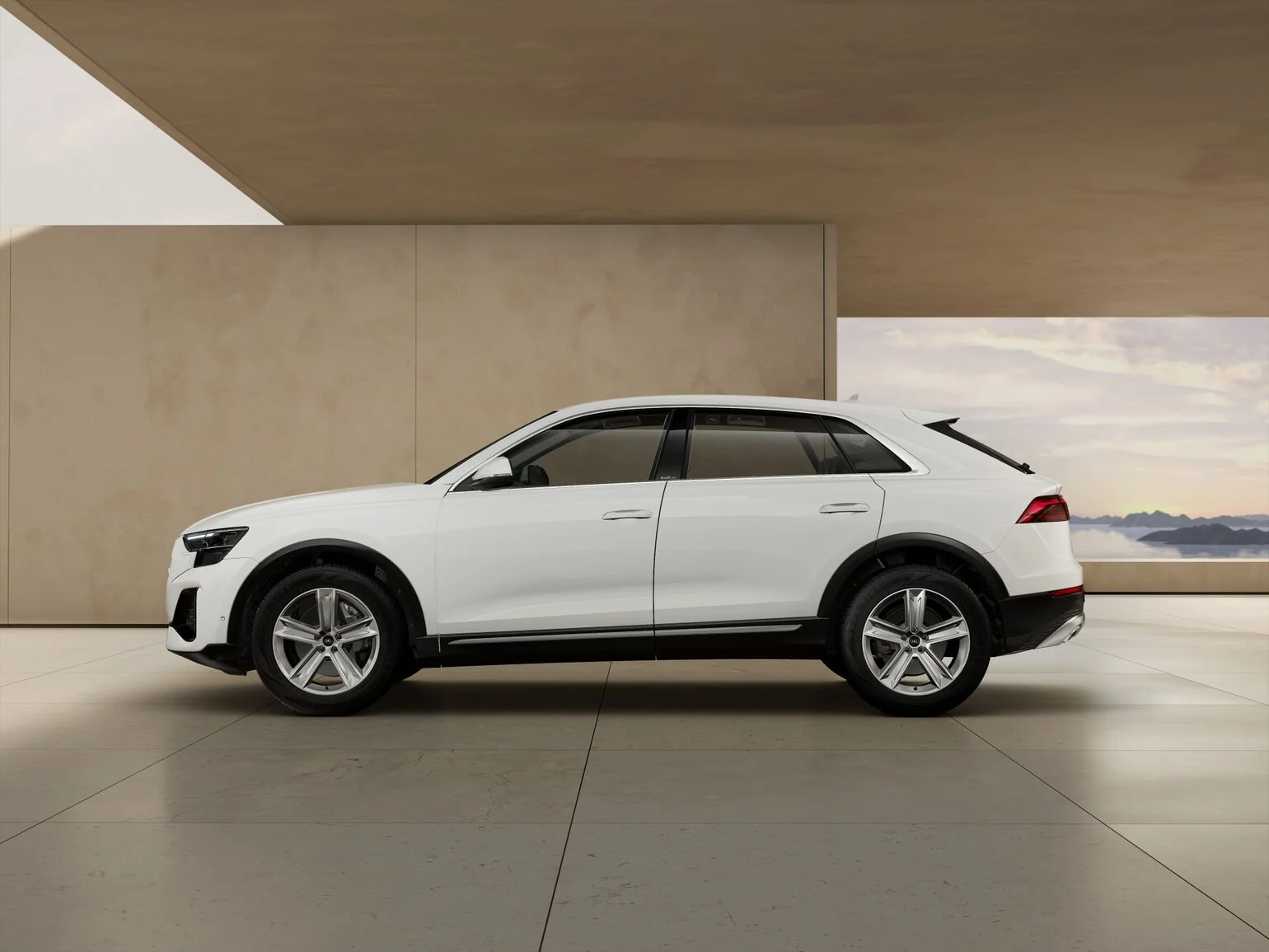 Audi Q8 in Weiß von der Seite