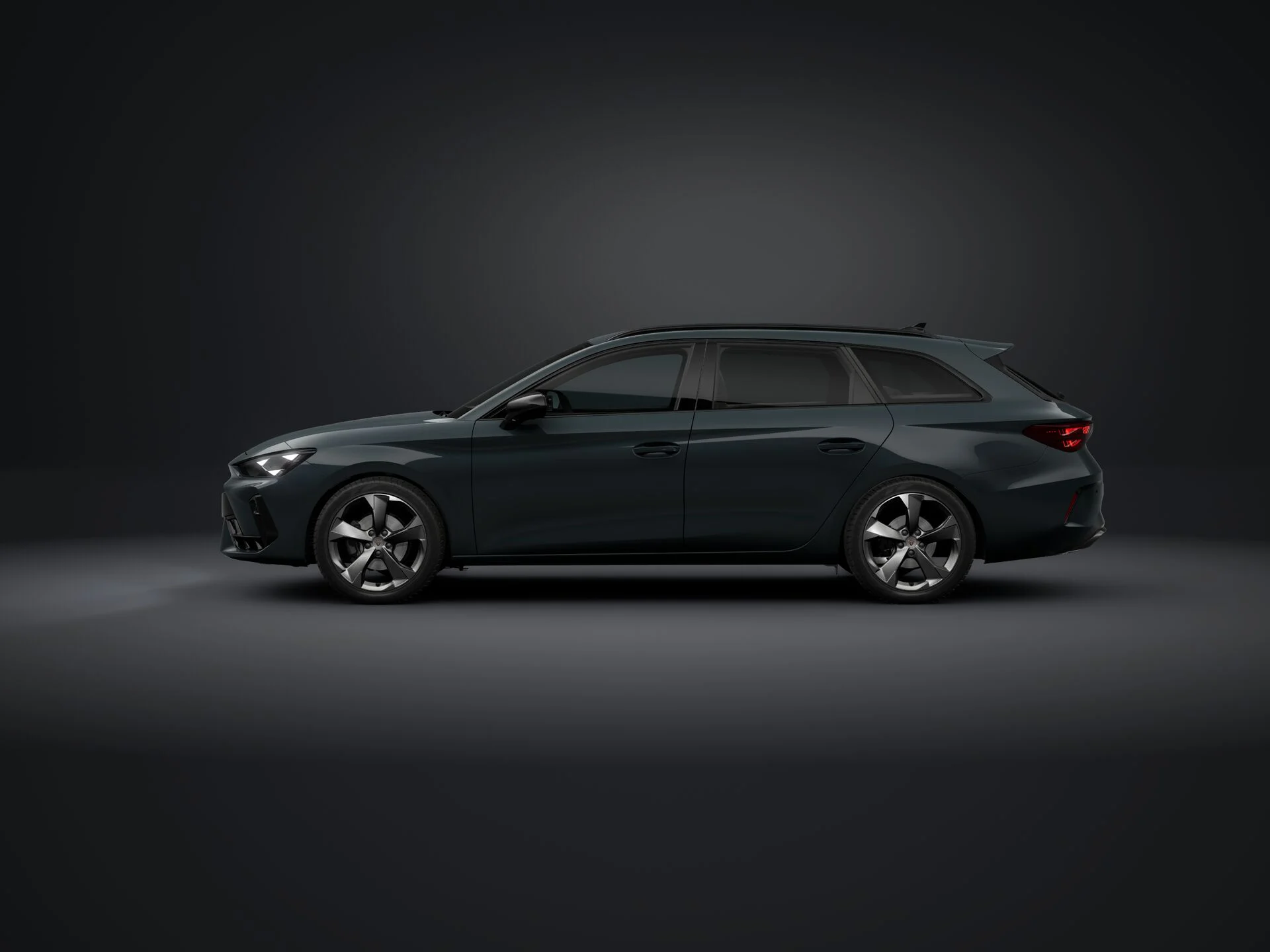 Cupra Leon Sportstourer von der Seite