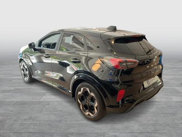 Heckansicht eines Ford Puma GenE in der Lackierung Agate Black Metallic