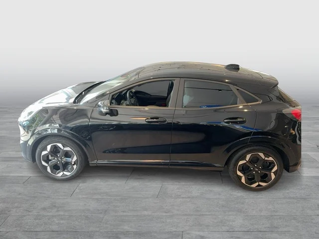 Seitenansicht eines Ford Puma GenE in der Lackierung Agate Black Metallic